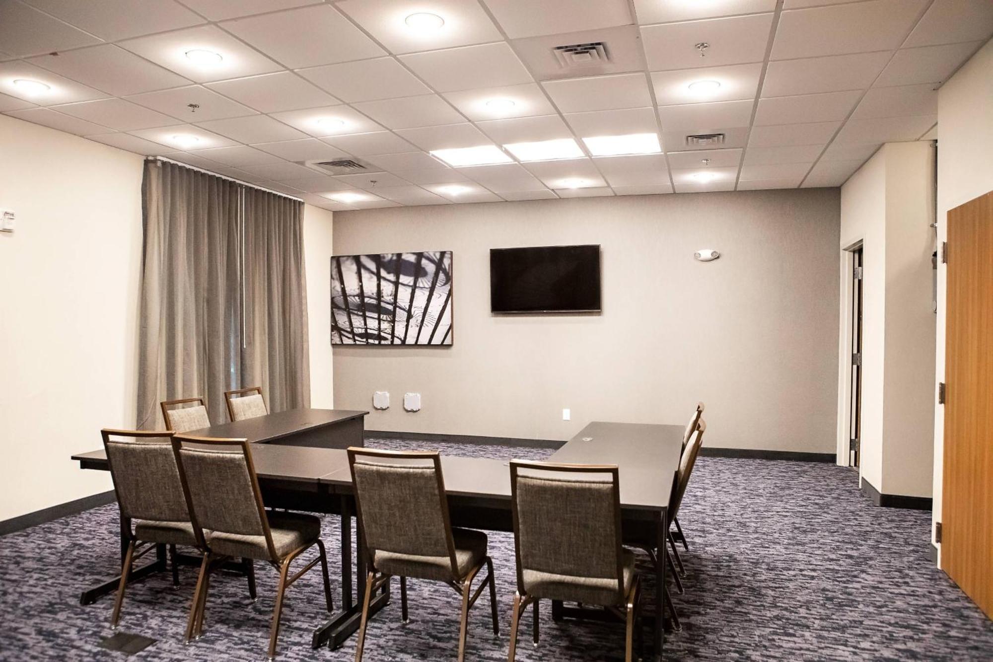 Hotel Fairfield & By Marriott Richmond Airport 3*